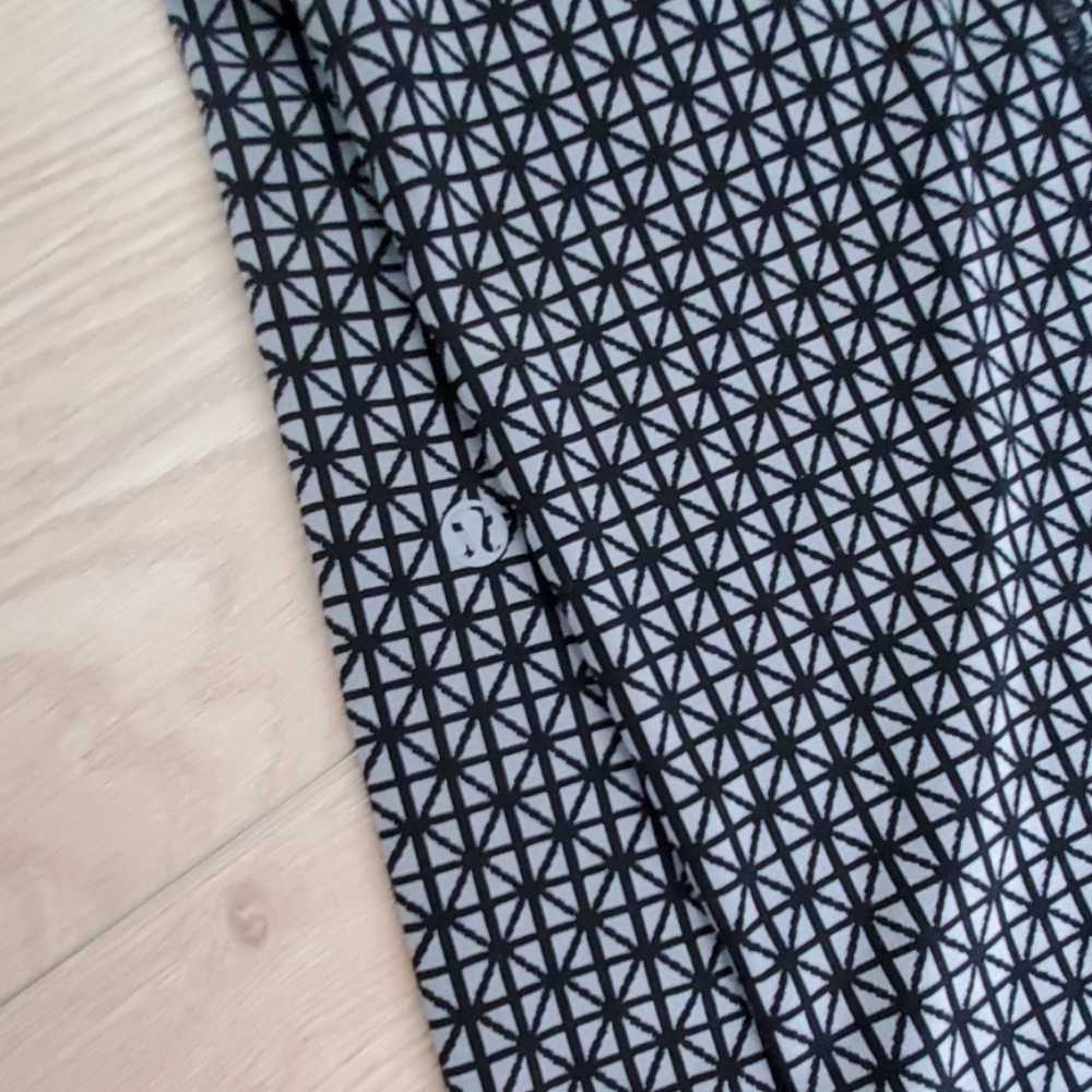 Lululemon Print Yoga Pants in Size 6 - Picture 2 of 5